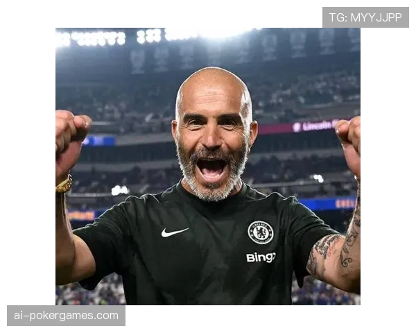 特写镜头：终场前，切尔西主帅马雷斯卡在场边向球员比划四后卫变三中卫手势