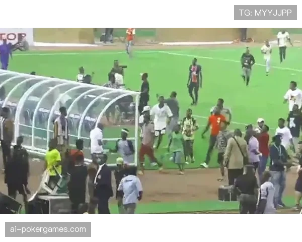 “现场:球迷闯入伊蒂哈德球场导致比赛短暂中断” “现场:球迷闯入伊蒂哈德球场导致比赛短暂中断”